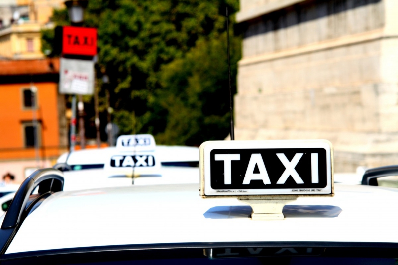 taxis-PEONE-min_taxi_auto_rome_road_white-1051610